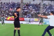 【海外の反応】Jリーグで起きたペットボトル事件をご覧ください「必死に謝っているのは笑う」