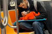 男性が小さな哺乳瓶で野良の子猫にミルクを。ニューヨークの地下鉄車内で見かけたやさしい世界（アメリカ）