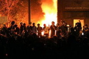 海外「暴動が酷すぎてアメリカの警察が警察署を放棄して逃げ出す。警察署は炎上」