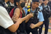 海外「香港、6月4日に蝋燭と花を持って現れた社会民主連線のリーダーを速攻で取り押さえる警察」