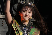 コンサート中、BABYMETALに気をとられるセキュリティたちをまとめたビデオ　【海外の反応】