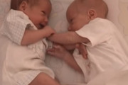 まるで喧嘩をしているよう！？微笑ましい生後20日の双子の赤ちゃん
