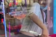 海外のゲーセン「これを取り出せたら貴方のものです」　女性がチャレンジした結果・・・　海外の反応