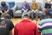 少女像に唾を吐き日本語で「天皇陛下万歳」と叫んだ若者たち、結局、慰安婦おばあさんにひざまずいて謝罪＝韓国の反応