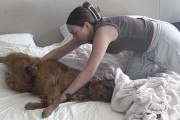 【海外】「犬がベッドメイキングを遊びに大変身！ママが思わず大爆笑の理由とは？」