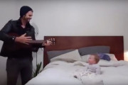 パパのギター演奏に合わせて最高にファンキーな反応を見せてくれる赤ちゃんの可愛すぎる映像