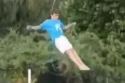 海外「ワロタ」男の子がトランポリンで遊ぶ和やかな映像、海外勢が本気出してミームにするとこうなるらしい！　海外の反応