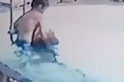 プールで溺れてしまった母親を救う10歳の少年