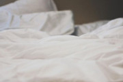 夫「夜勤のときに妻が寝室から写真を送ってきた…リアクションに困る！」