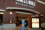 海外「アメリカで漫画の売上3位の書店の売り場はこんな感じ」アメリカの書店の日本漫画コーナーを見た海外の反応