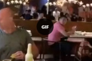 狐のお面の女性店員さんが目にも留まらぬ早業でアルコールの蓋を開ける映像が海外で話題に