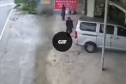 凄く豪快に表れるワゴン車が海外で話題に