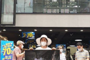 韓国人A「ABCマートの前で一人不買デモ、素敵です！」韓国人B「強要はよくないよ...」