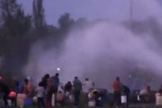 メキシコ→ガソリン管が破裂→盗もうとして群がる人々→発火して死亡者137人