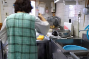 【脅威のワンオペ】信じられない注文量をさばく大衆うどん店の女将さんに世界中が衝撃