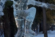 アラスカのチェンソーマンファン、見事すぎる氷の彫刻を作り海外感動