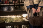 海外「まるでお姫様」「神秘的な雰囲気」着物の外国人美女が日本の絶景でごきげんな様子