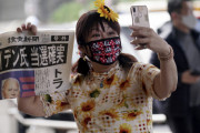 【韓国の反応】東京都民、新聞の号外を手に「カシャっ！」…韓国人「今の時代に号外ってwww日本は号外のがネットより速いみたいだなwww」