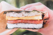 日本で一番食べ物が美味しい県、沖縄を見てみましょう。外国人「何で日本人が長寿なのかこれで分かったよ」