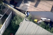 愛の逃走劇？強盗の容疑者の女性が警察とカーチェイスの末、家の屋根を飛び回り逃走！(アメリカ)