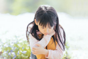 日本の女の子が黒猫と遊んでて突然静かになったので見に行った結果！【台湾人の反応】