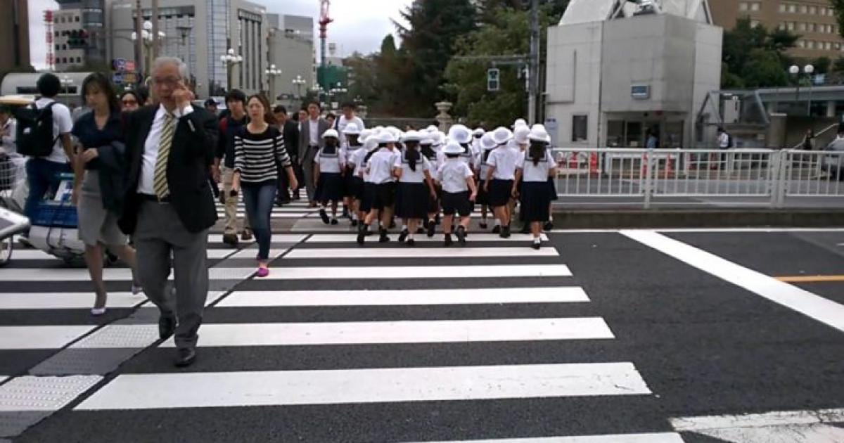 海外「日本人の子どもたちは礼儀正しいね！」東京で見かけた遠足中の子どもたち（海外の反応） | 海外の反応アンテナ