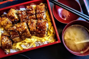 外国人「香港で食べたうな重と味噌汁のセットを見てくれ」