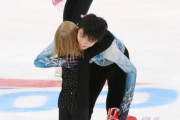 羽生結弦がハグする様子を見た少女の表情ｗ(海外の反応)