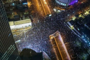 海外「抗議者10万人以上。イスラエルで最大級のデモが起きているようだが」