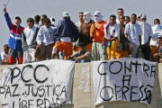 ブラジル人「ブラジルのスラムに突入してギャングに銃を渡されて歓迎されている日本人www」