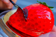 海外「日本のスイーツ、見た目がすごい！」熱海で食べ歩き！ユニークなスイーツの数々に驚き
