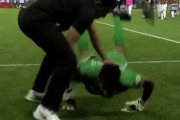 サウジリーグのGKが相手チームの前で挑発的パフォーマンス（海外の反応）