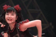 Young GuitarのBABYMETALの写真　“2人ともゴージャスだ！”　【海外の反応】