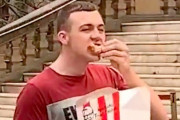 過激な抗議活動を行うヴィーガン集団の前で、チキンを食う猛者が現るwwwww