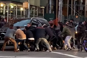 人間まだまだ捨てたもんじゃない。交通事故で車の下敷きになった女性を通行人らが一斉に助ける（アメリカ）