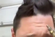 「男たちが工具を使ってセクシーなヘアスタイルの作り方を覚えた…」