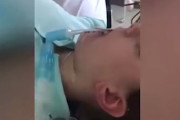 【海外衝撃ニュース】女性の口から体長1.2メートルのヘビが出てきた