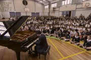 海外「21世紀の最も偉大な日本の英雄！」辻井伸行さんが子供たちの前でピアノを演奏すると…（海外の反応）