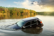 【Xの車窓から】夜の榛名湖でVOLVOの救出劇　ほか