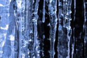 この人…氷水のお風呂に天然スケートリンク…！極寒の生活を楽しむ人々「見てるだけで冷えてきたww」「ヤバすぎる寒さ！」海外の反応