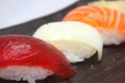 外国人「日本の握り寿司は手で食べる？それとも箸を使う？」