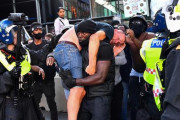 【かっけぇ】黒人男性がデモ集団に襲われた白人男性を担いで救い出す姿に大きな反響
