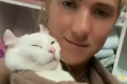 狭そうだけど…こういう使い方もあり！？パーカーのフードに収まる猫