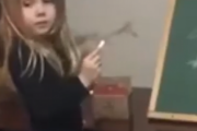 こんな学校なら是非とも通いたい。若すぎる先生と小さな学生さん。海外の反応