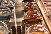 日本の回転寿司からヒントを得た世界初の飲食店がロンドンにオープン(海外の反応)