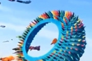 海外「この巨大なモノはどこで見られるの？日本に行きたいな！」本物？AIアートのように見える？（海外の反応）