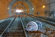 韓国紙「 KTX 車両脱線、原因は究明されていないが、先制的安全確保のため 車輪交換作業に着手」