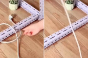 なにこれすごい！ラックの下に挟まった電源コードを、ラックを持ち上げずに簡単に外す方法【ライフハック】