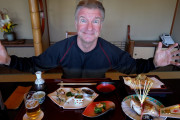 外国人「日本の伝統的なランチ、見た目も味も最高だわ」