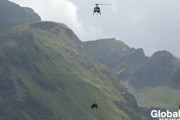 空の旅の感想は？！怪我をした牛がヘリコプターで美しいアルプスの峠を下りる（スイス）